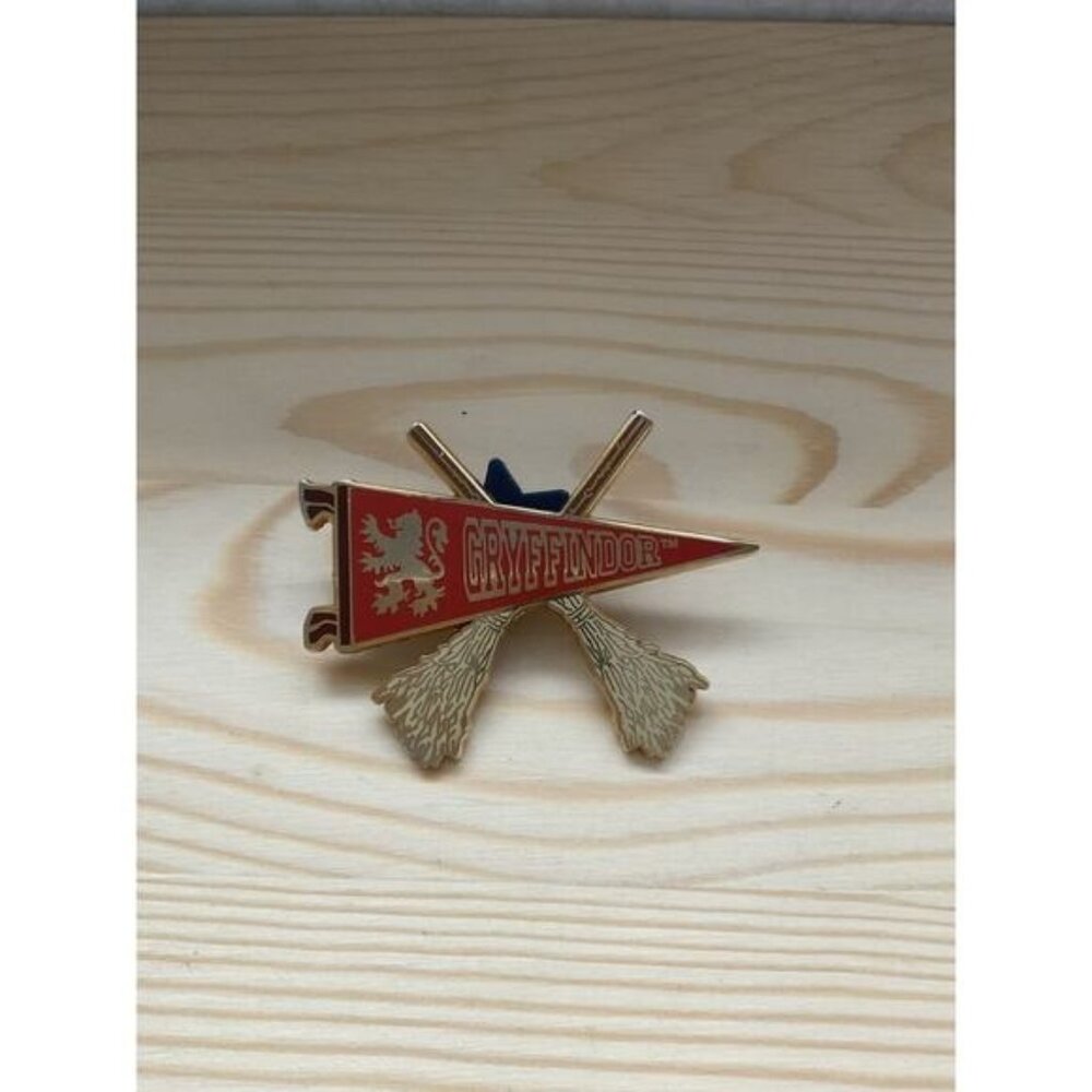Harry Potter Wizarding Universal Studios Pin Gryffindor Broom Quidditch Pennant